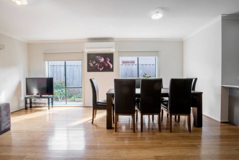 Holiday Rose - Australia Accommodation 7