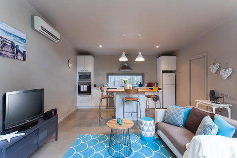 The Love Shack - Romantic Bungalow - Australia Accommodation 2