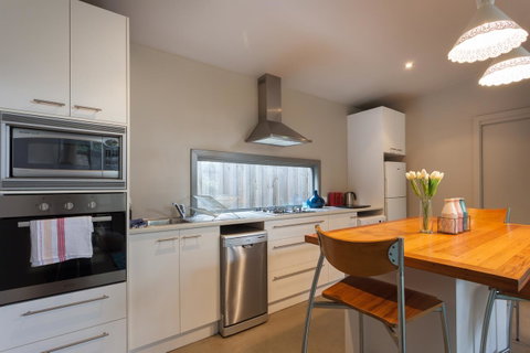 The Love Shack - Romantic Bungalow - Australia Accommodation 5