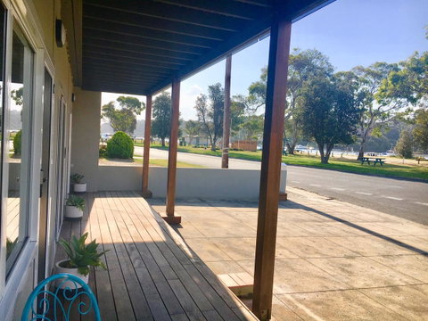 The Wheelhouse - 2BR Waterfront Apt In Town - Australia Accommodation 17