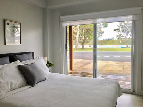 The Wheelhouse - 2BR Waterfront Apt In Town - Australia Accommodation 3