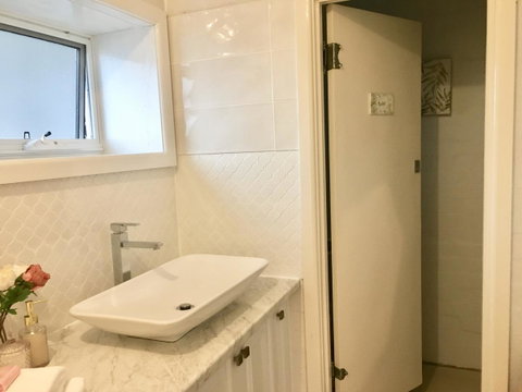 The Wheelhouse - 2BR Waterfront Apt In Town - Australia Accommodation 12