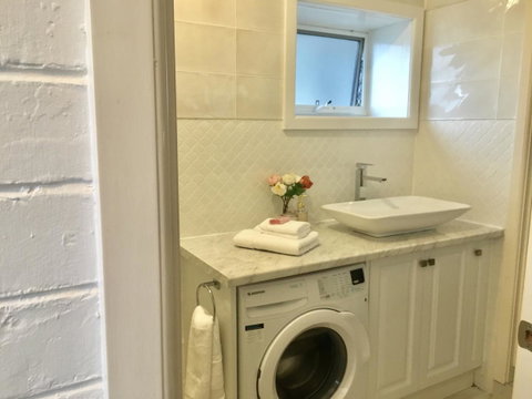 The Wheelhouse - 2BR Waterfront Apt In Town - Australia Accommodation 13