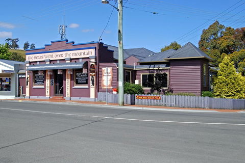 The Bears Went Over The Mountain - Australia Accommodation 0