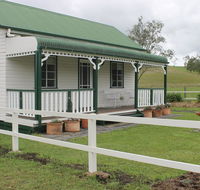 The Dollhouse Cottage - Australia Accommodation