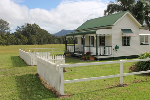 The Dollhouse Cottage - Australia Accommodation 2