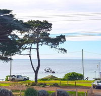 The Esplanade Holiday Home - Australia Accommodation