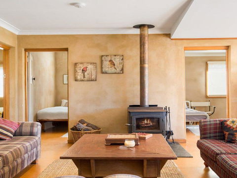 The Farmhouse - Grape Vines And Rolling Green Hills - Australia Accommodation 2