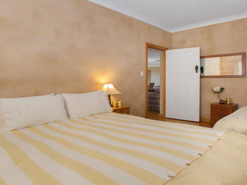 The Farmhouse - Grape Vines And Rolling Green Hills - Australia Accommodation 1