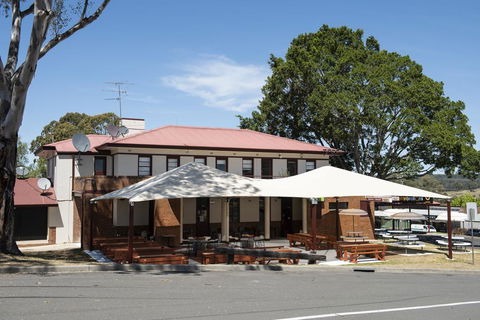 The Oaks Hotel - Australia Accommodation 0