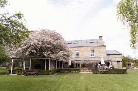 The Red Feather Inn - Australia Accommodation 2