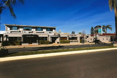 The Town House Motor Inn - Australia Accommodation 1