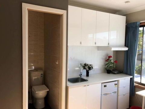 Traveler's Affordable Studio Unit (Beverly Hills) - Australia Accommodation 0