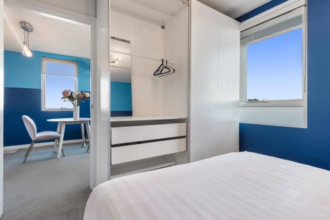 Trendy And Central One Bed Apartment With Views - Australia Accommodation 1