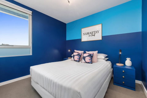 Trendy And Central One Bed Apartment With Views - Australia Accommodation 2