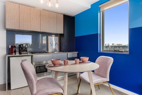 Trendy And Central One Bed Apartment With Views - Australia Accommodation 3