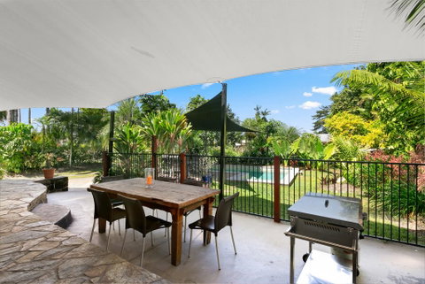 Tropical House, Pool And Extra Bungalow, 4 Bedrooms - Australia Accommodation 2