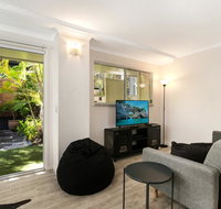 Tropical Townhouse With Two Courtyards and Pool - Australia Accommodation