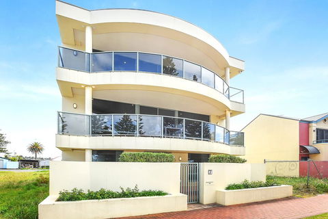 Ultimate Esplanade - 3 Storey Experience - WiFi - Australia Accommodation 0