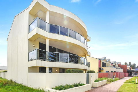 Ultimate Esplanade - 3 Storey Experience - WiFi - Australia Accommodation 3