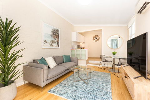 Ultimo 1 Bedroom House With Parking - Nice And Quiet - Australia Accommodation 0