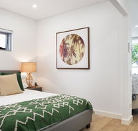 Ultra Modern Studio Suite with Balcony Near Shops - Australia Accommodation