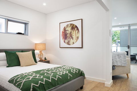 Ultra Modern Studio Suite With Balcony Near Shops - Australia Accommodation 0