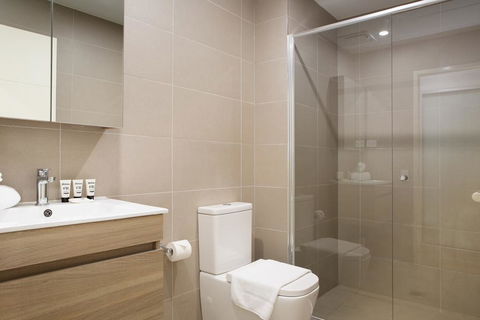 Ultra Modern Studio Suite With Balcony Near Shops - Australia Accommodation 1