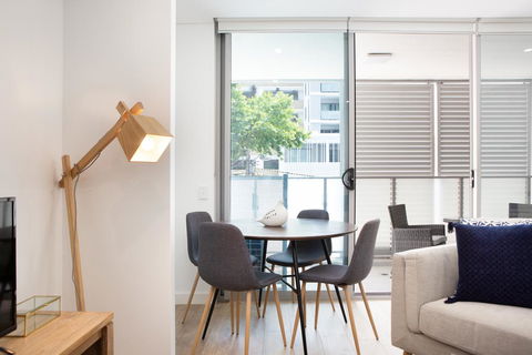 Ultra Modern Studio Suite With Balcony Near Shops - Australia Accommodation 2
