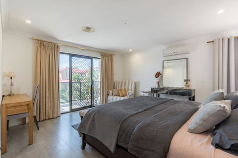 ULTRA SPACIOUS STYLISH HOME IN PRESTONS - SYDNEY - Australia Accommodation 2