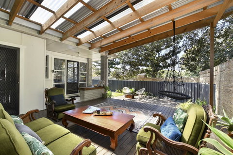 UMINA BEACH KOKOMO- Walk To The Beach, FAMILY And PET FRIENDLY Set Of 3 Vintage Original Holiday Flats & Vintage Caravan And Bat - Australia Accommodation 2