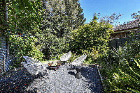 UMINA BEACH KOKOMO- Walk To The Beach, FAMILY And PET FRIENDLY Set Of 3 Vintage Original Holiday Flats & Vintage Caravan And Bat - Australia Accommodation 3