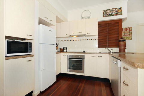 Unit 1 On The Park, Frank Street Coolum Beach: WIFI, 400 Bond, LINEN INCLUDED - Australia Accommodation 3
