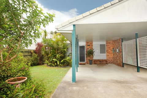 Unit 1/14 Tamarindus Street Marcoola Beach, Pet Friendly, 300 BOND, Linen Supplied - Australia Accommodation 2