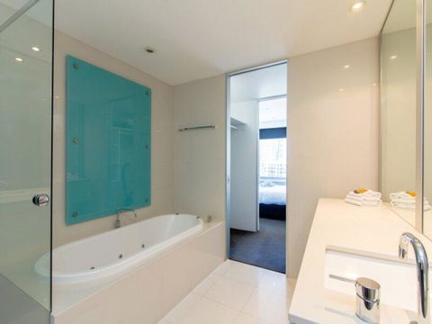Upmarket Resort At Beach Surfers Paradise URGC - Australia Accommodation 1