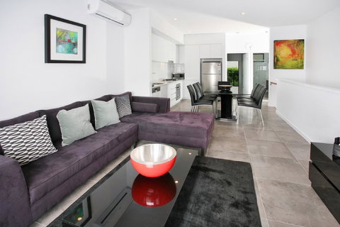 Views From Red Hill - Modern And Spacious Split-Level Executive 3BR Red Hill Apartment Close To CBD - Australia Accommodation 0