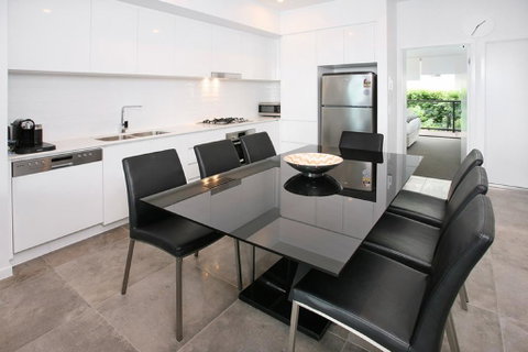 Views From Red Hill - Modern And Spacious Split-Level Executive 3BR Red Hill Apartment Close To CBD - Australia Accommodation 1