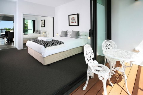 Views From Red Hill - Modern And Spacious Split-Level Executive 3BR Red Hill Apartment Close To CBD - Australia Accommodation 3