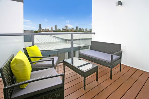 Views From Red Hill - Modern And Spacious Split-Level Executive 3BR Red Hill Apartment Close To CBD - Australia Accommodation 2