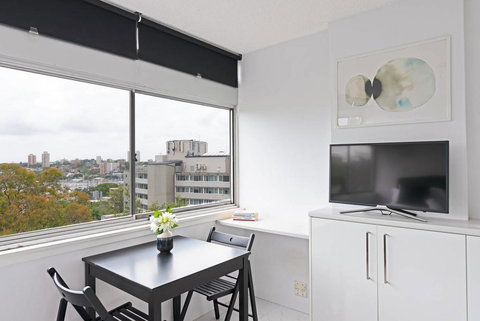 Views To Die For// Studio Rushcutters Bay // Free Parking - Australia Accommodation 3