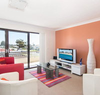 Villa Capri 3 Just a Hop Skip and Jump to Bowling Club - Australia Accommodation