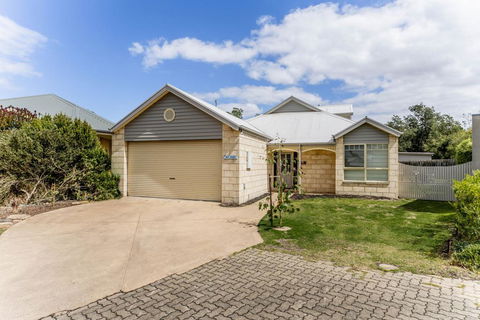 WALKIN' ON SUNSHINE - Australia Accommodation 0