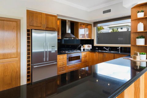 Waterfront Home / Amazing Place To Be - Australia Accommodation 2