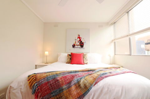 Colour Pop Fitzroy - 3 Bedroom Pet Friendly - Australia Accommodation 10