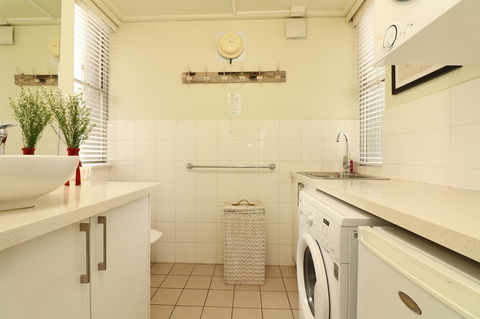 Colour Pop Fitzroy - 3 Bedroom Pet Friendly - Australia Accommodation 18