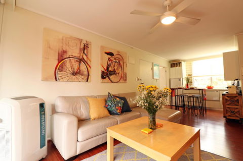 Colour Pop Fitzroy - 3 Bedroom Pet Friendly - Australia Accommodation 4