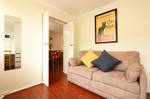 Colour Pop Fitzroy - 3 Bedroom Pet Friendly - Australia Accommodation 17