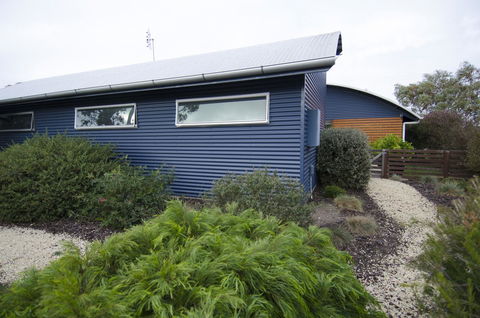 Corrugated Cottage - Australia Accommodation 12