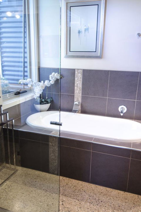 Corrugated Cottage - Australia Accommodation 21