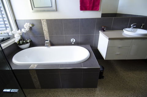 Corrugated Cottage - Australia Accommodation 16